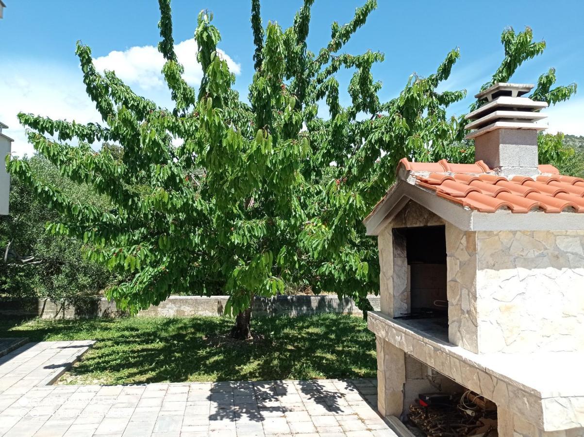 Studio Apartment With Balcony Trogir Exteriör bild