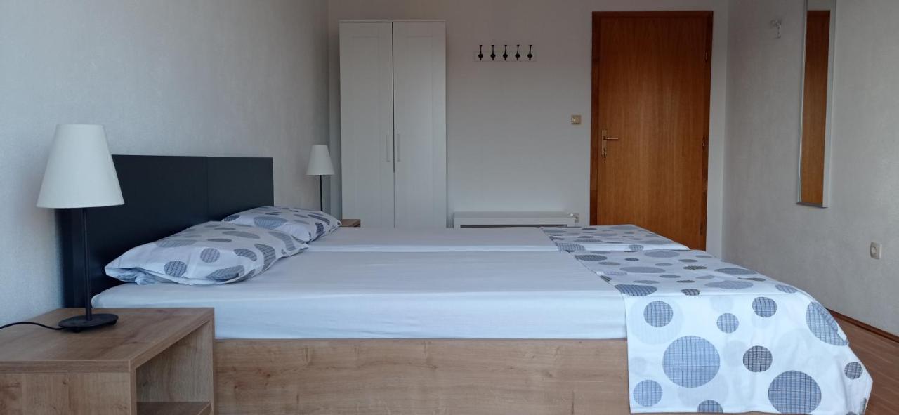 Studio Apartment With Balcony Trogir Exteriör bild
