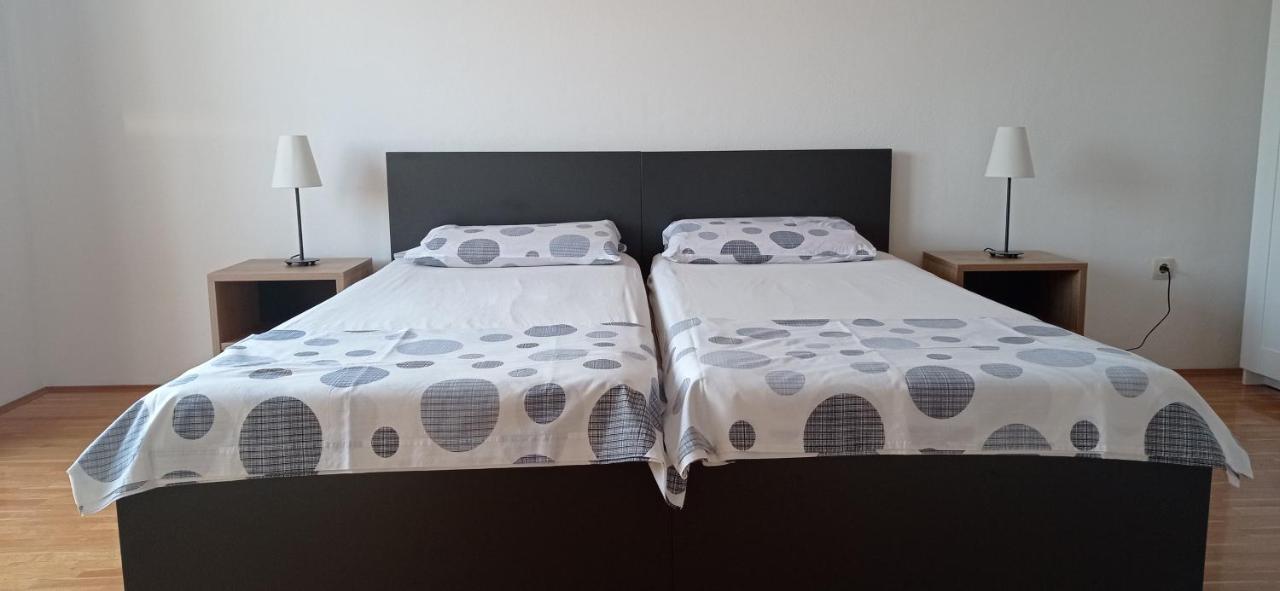 Studio Apartment With Balcony Trogir Exteriör bild